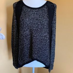 RDI Relaxed Fit Black White Hi-Low Long Sleeve Sweater Shirt Top Size Medium.